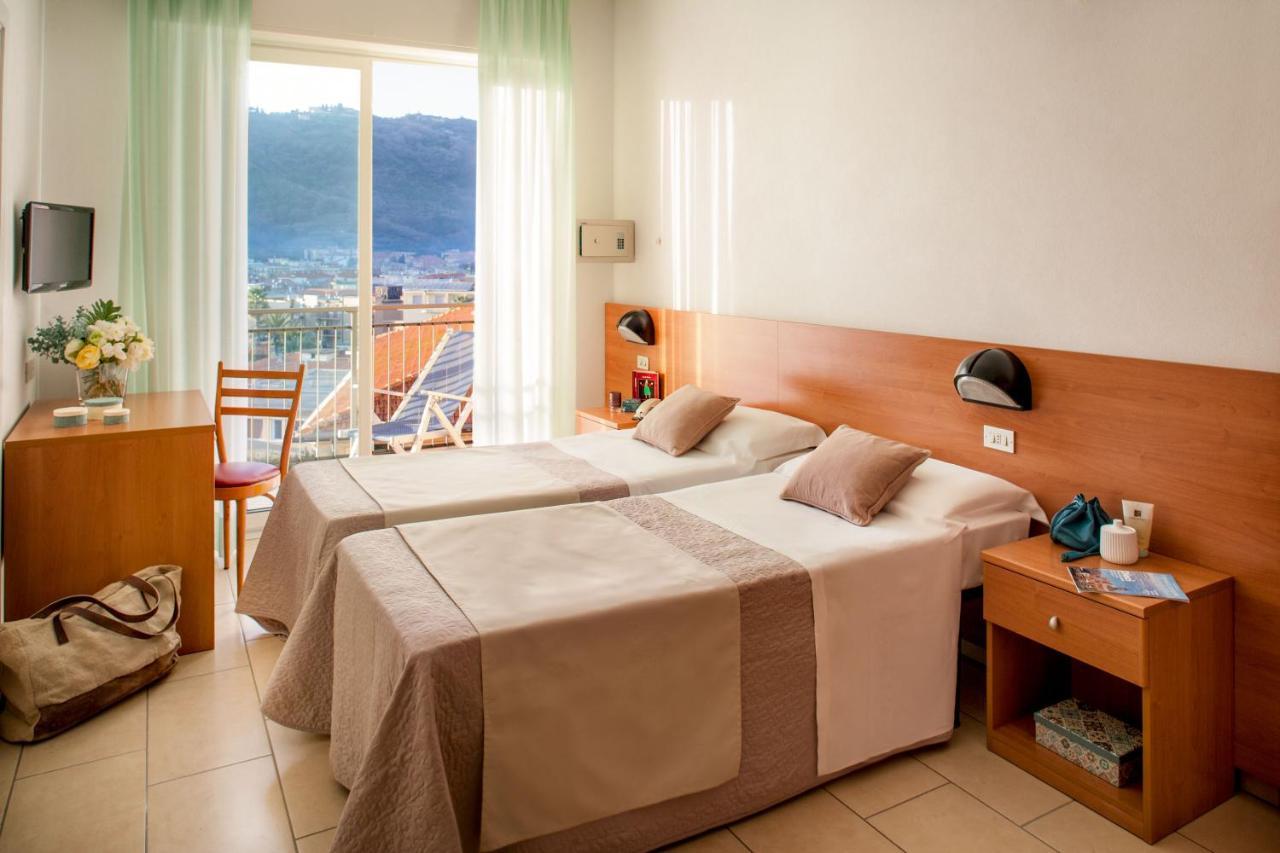 Hotel Europa Finale Ligure Exterior foto